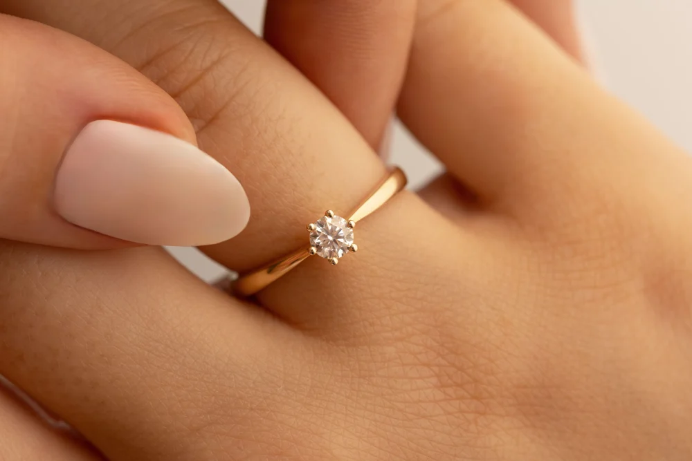 Diamantring an einer Hand – Motiv von 8 Diamonds